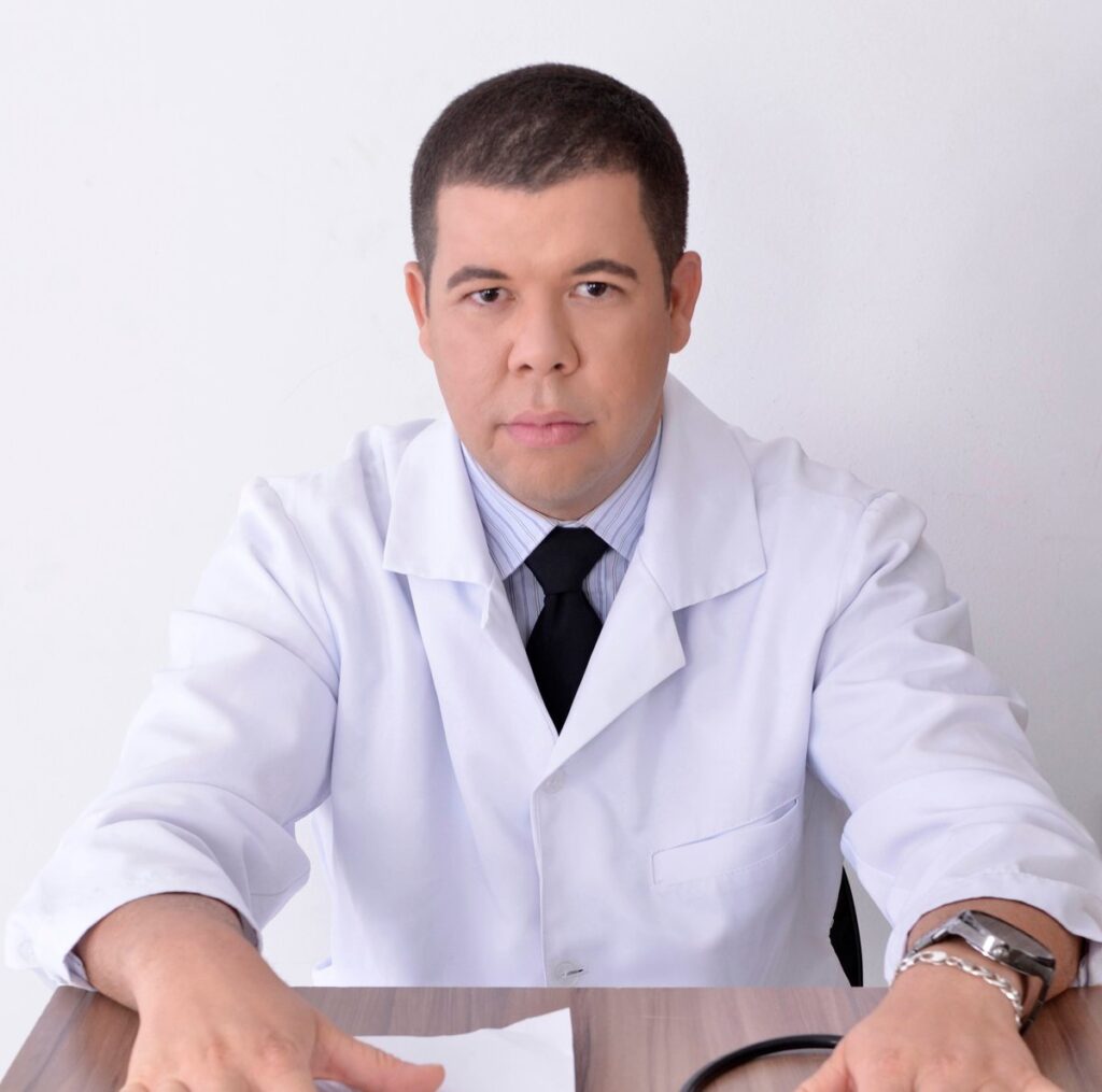 Dr. Eduardo Dias Ribeiro
Médico | CRM DF 22642 | RQE 18016
Formado em 2008 pela Universidade Presidente Antônio Carlos (MG), o Dr. Eduardo é especialista em Clínica Médica, com pós-graduação em Cardiologia pela Faculdade Albert Einstein (SP) e em Medicina Intensiva pela Faculdade Uniredentor (RJ).
Servidor público do Governo do Distrito Federal e com ampla experiência na área da saúde, o Dr. Eduardo fundou a CARDIODIAS com o propósito de democratizar o acesso à medicina de qualidade, unindo conhecimento técnico, empatia e inovação digital.